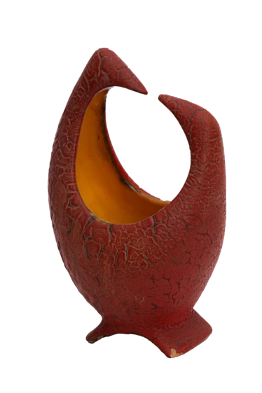Piros mázas, nyitott formájú kerámia szobor a Gorka Kerámiamúzeumban