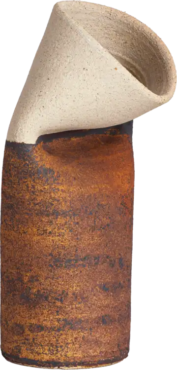 Kétszínű, organikus formájú kerámia szobor a Gorka Kerámiamúzeumban