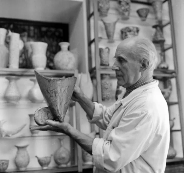 Gorka Géza kerámia alkotást tart a műhelyében – archív fotó a Gorka Kerámiamúzeumban