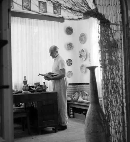 Gorka Géza a műhelyében – archív fotó a Gorka Kerámiamúzeumban
