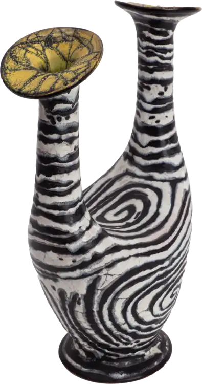Fekete-fehér csíkozott kerámia váza a Gorka Kerámiamúzeumban