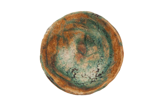 Zöldes-barna mázas kerámia tál a Gorka Kerámiamúzeumban